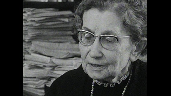 Portrait einer älteren Frau mit Brille  