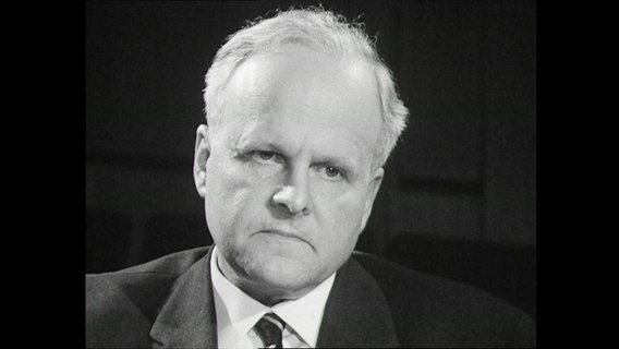 Portraitaufnahme des Atomwissenschaftlers Carls von Weizsäcker  