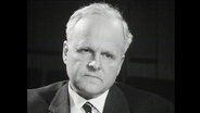 Portraitaufnahme des Atomwissenschaftlers Carls von Weizsäcker  