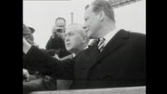 Zwei Politiker schauen gemeinsam in die Ferne (Archivbild)  