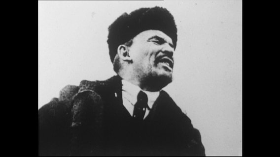Ein Portrait von Lenin mit Fellmütze derin die Ferne blickt (Archivbild)  