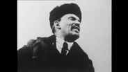 Ein Portrait von Lenin mit Fellmütze derin die Ferne blickt (Archivbild)  