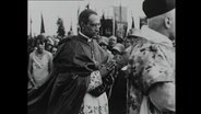Ein Pfarrer in traditioneller Kleidung im Vatikan  