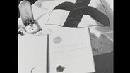 Ein Ritterorden und eine Urkunde sind auf einem Umhang platziert (Archivbild)  