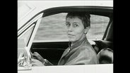 Beate Uhse fährt Auto schaut durchs offene Fenster in die Kamera (Archivbild)  