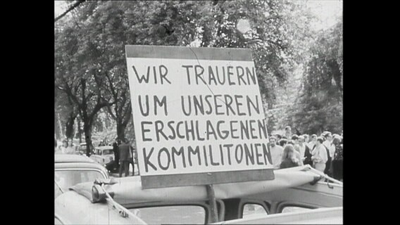 Ein Plakat mit der Aufschrift "Wir trauern um unseren erschlagenen Kommilitonen"  