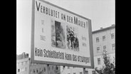 Ein Schild dass auf Morde an der Berliner Mauer hinweist (Archivbild)  