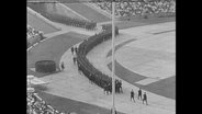 Eine Polizeiparade maschiert in ein Stadium ein (Archivbild)  