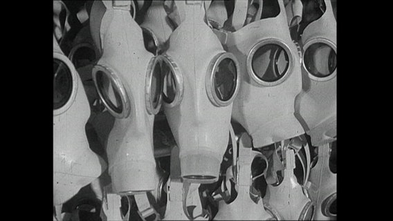 Dutzende Gasmasken hängen aufgereiht nebeneinander (Archivbild)  