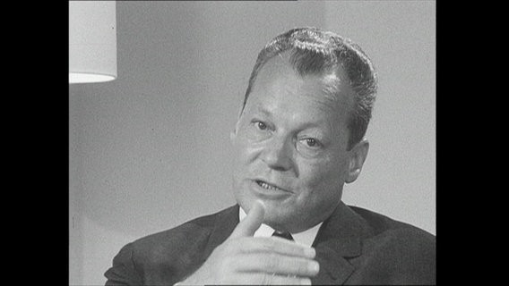 Portrait von Willy Brandt während eines Interviews (Archivbild)  