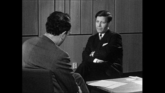 Ein Reporter sitzt Helmut Schmidt gegenüber.  