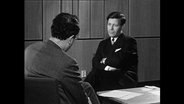 Ein Reporter sitzt Helmut Schmidt gegenüber.  