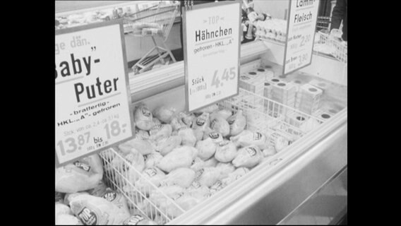 Eine Supermarkt-Kühltruhe, in der Hähnchenfleisch lagert.  