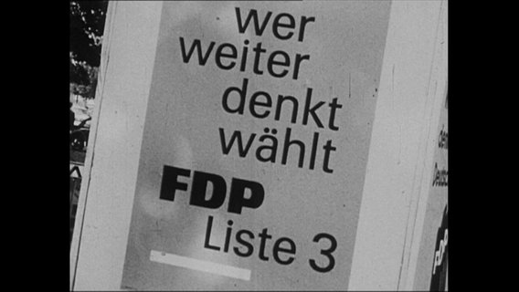 Ein Plakat mit der Aufschrift "Wer weiter denkt wählt FDP Liste 3"  