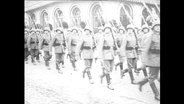 Soldaten marschieren in einer Formation.  