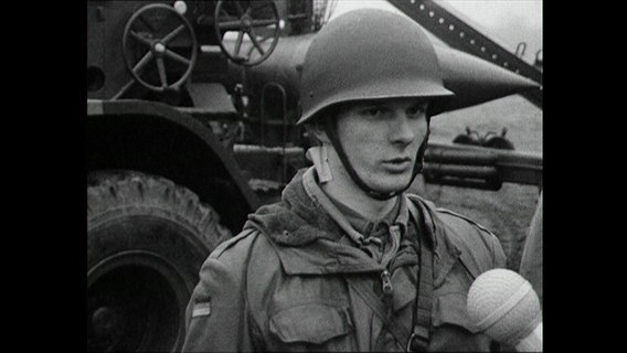 Ein Soldat der Bundeswehr spricht in ein Mikrofon (Archivbild).  
