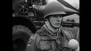 Ein Soldat der Bundeswehr spricht in ein Mikrofon (Archivbild).  