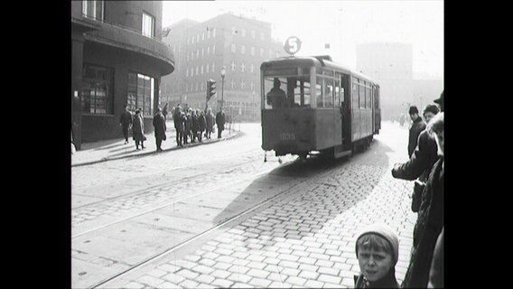 Aufnahme einer Straßenbahn, die durch die Stadt Zabrze fährt  