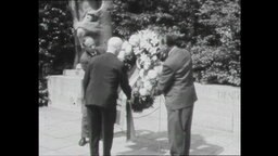 Drei Männer legen einen Gedenk-Kranz nieder (Archivbild)  