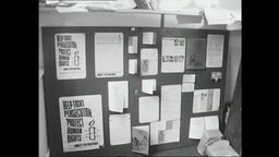 Eine Pinnwand mit Zeitungsartikeln und Flyern von Amnesty International  