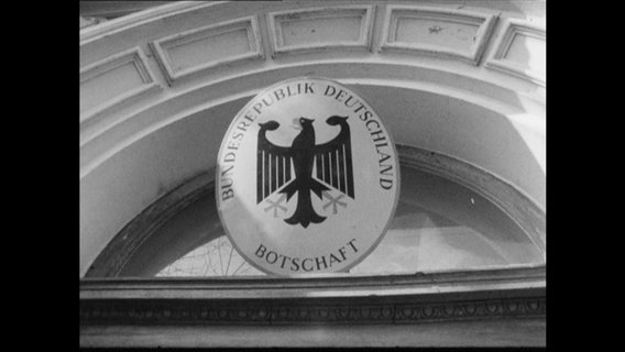 Schild mit der Aufschrift "Bundesrepublik Deutschland Botschaft"  