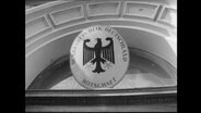 Schild mit der Aufschrift "Bundesrepublik Deutschland Botschaft"  