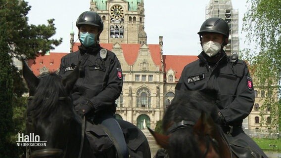 Zwei Polizisten in Hannover auf Pferden.  