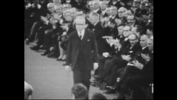 Der Bundespräsident Gustav Heinemann läuft an einem Publikum vorbei (Archivbild)  