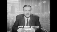 Der Publizist Alfred Grosser sitzt vor einem Mikrofon  