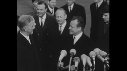 Willy Brandt spricht vor Mikrofonen zu Rumänies Außenminister Mănescu (Archivbild)  