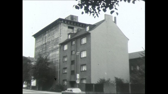 Ein Luftschutzbunker steht hinter einem Wohnhaus (Archivbild)  