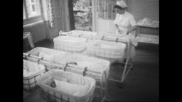 Eine Pflegerin auf der Baby-Station (Archibvbild)  
