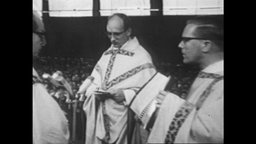 Zwei katholische Priester bei einem Gottesdienst  