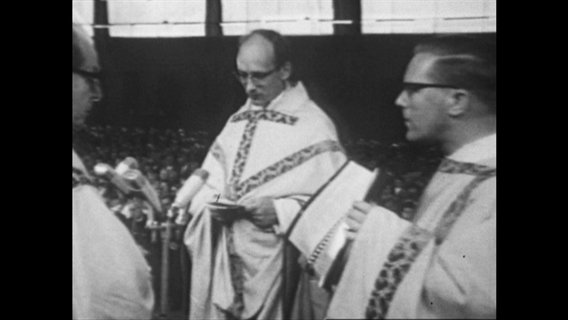 Zwei katholische Priester bei einem Gottesdienst  