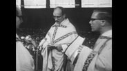 Zwei katholische Priester bei einem Gottesdienst  