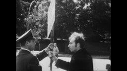 Ein Polizist nimmt einem Demonstranten ein Schild aus der Hand (Archivbild)  