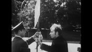 Ein Polizist nimmt einem Demonstranten ein Schild aus der Hand (Archivbild)  