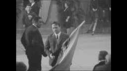 Zwei Männer mit einer Flagge (Archivbild)  