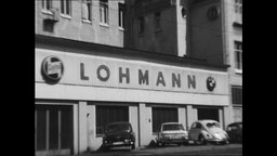 Eine Hausfassade mit der Aufschrift "Lohmann"  