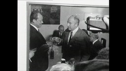 Willy Brandt und Walter Scheel stoßen mit einem Sektglas an  