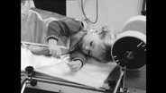 Ein Kind im Krankenhaus, das eine Bleiweste trägt  