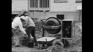 Zwei Männer arbeiten auf einer Baustelle  