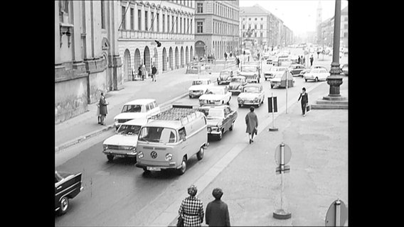 Eine befahrene Straße (Archivbild)  