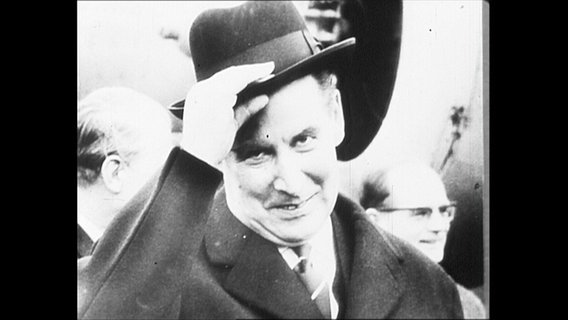Porträt von Gerhard Schröder, der seinen Hut zieht  