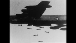 Ein Flugzeug wirft Bomben über Vietnam ab  