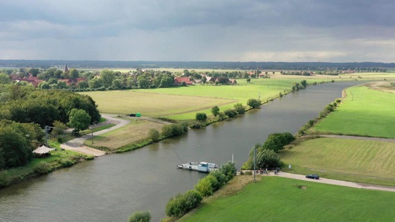 Die Weser mit Fährverbindung und umgebende Felder aus der Vogelperspektive.  