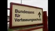 Ein Schild mit der Aufschrift "Bundesamt für Verfassungsschutz"  