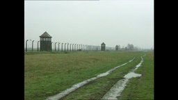 Der Zaun mit Wachtürmen der Gedenktstätte Auschwitz-Birkenau.  