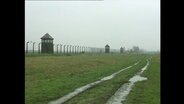 Der Zaun mit Wachtürmen der Gedenktstätte Auschwitz-Birkenau.  