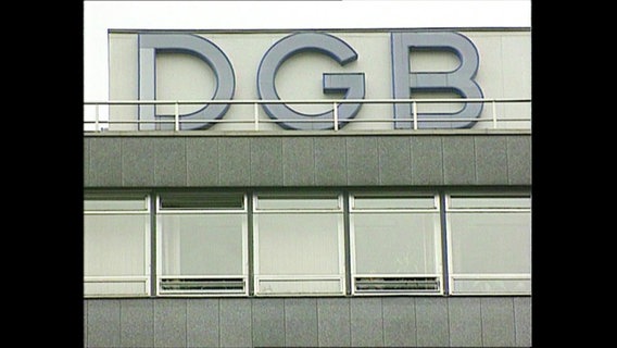 Hausfassade mit den Buchstaben DGB.  